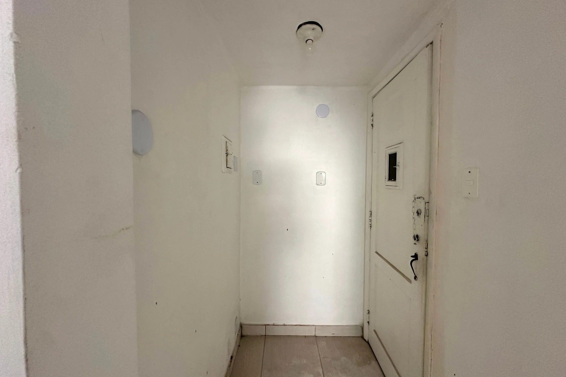 Unfurnished 1-bedroom apartment with a compact kitchenette — photo 18