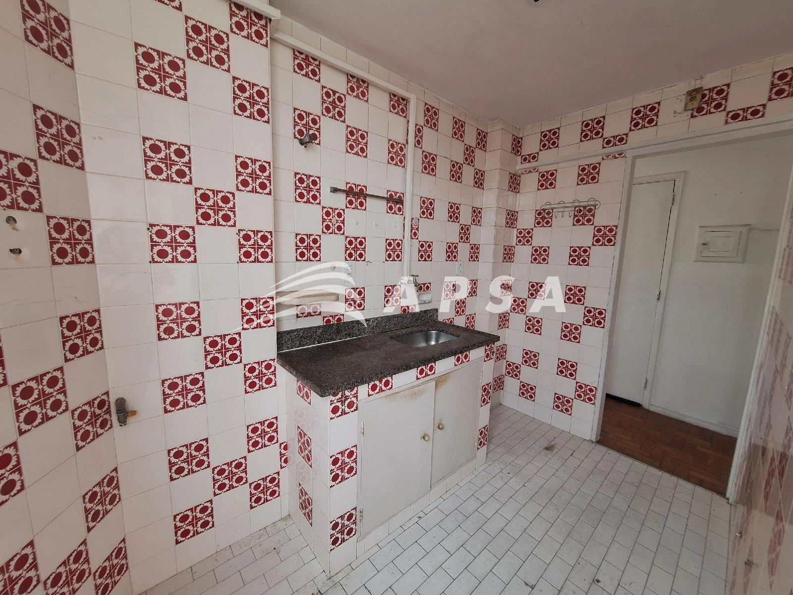 Wood or laminate floors in a one-bedroom apartment, 47 m² — photo 12