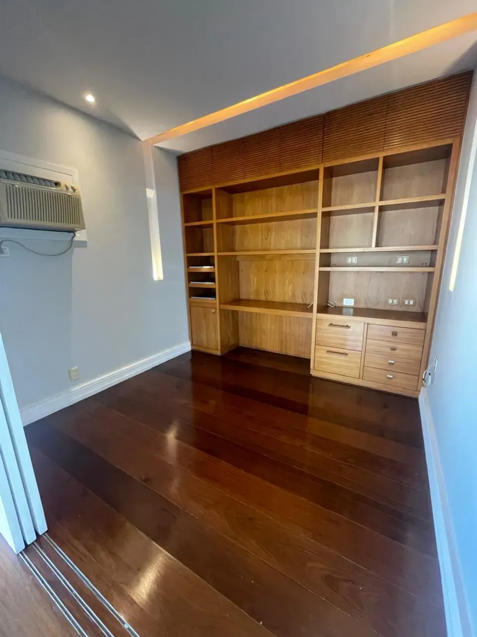 195 m² apartment with 3 bedrooms and glassed balcony — photo 4