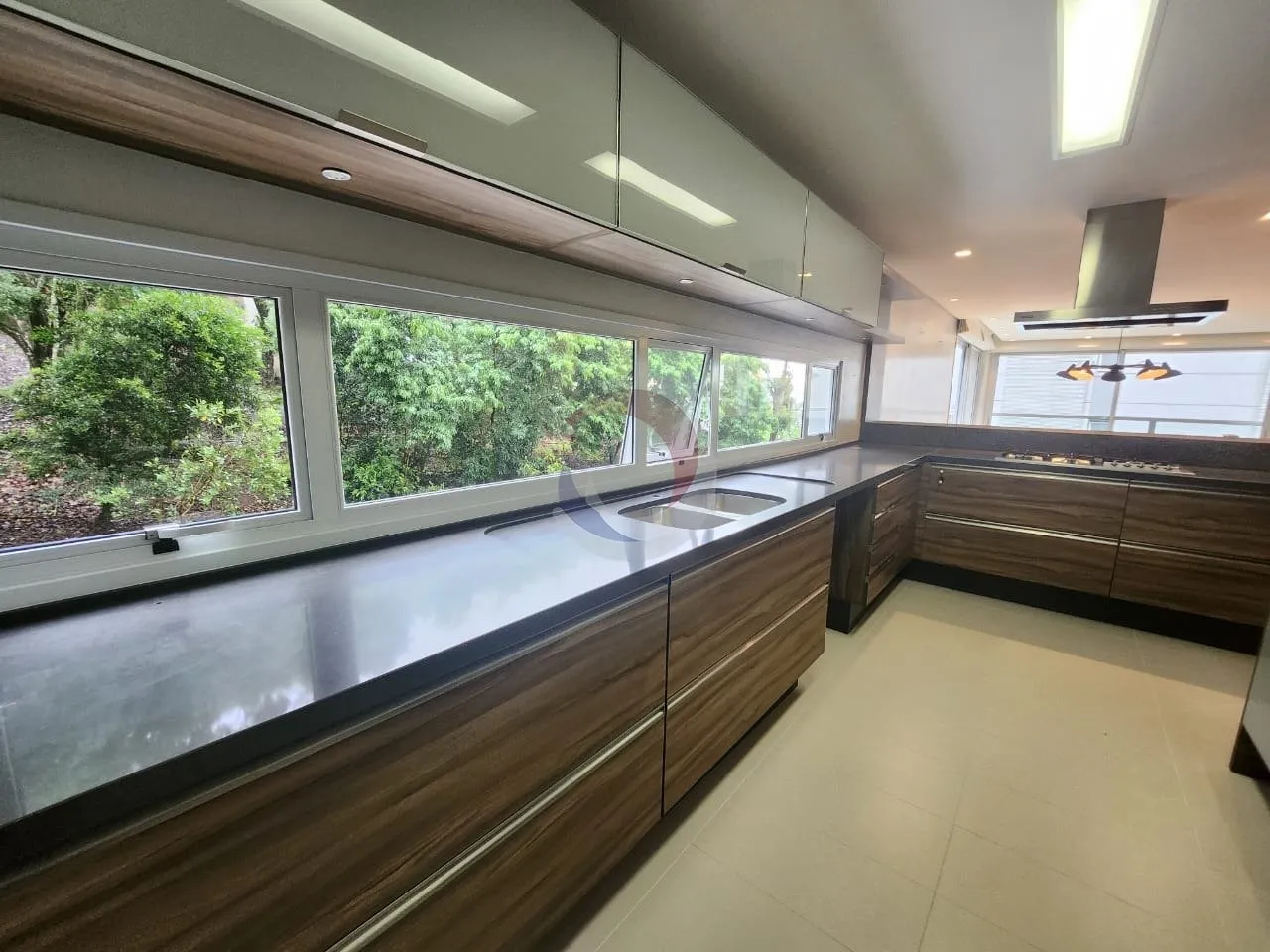 Furnished apartment, 237 m², with floor-to-ceiling windows — photo 9