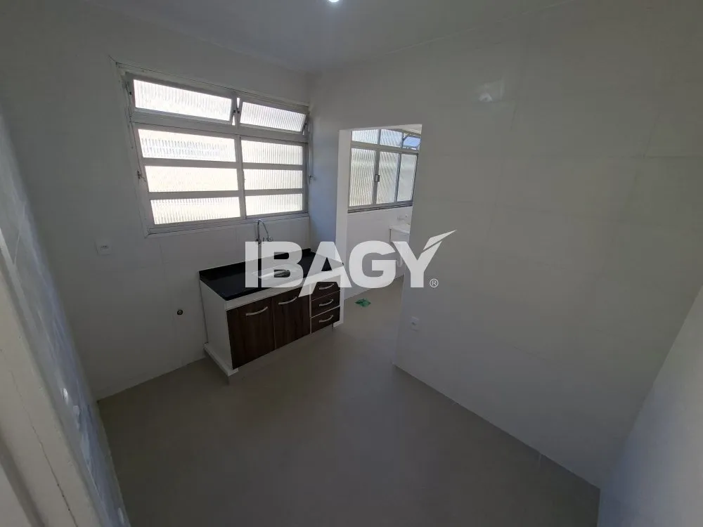 3-bedroom apartment with a half-bath and parking — photo 2