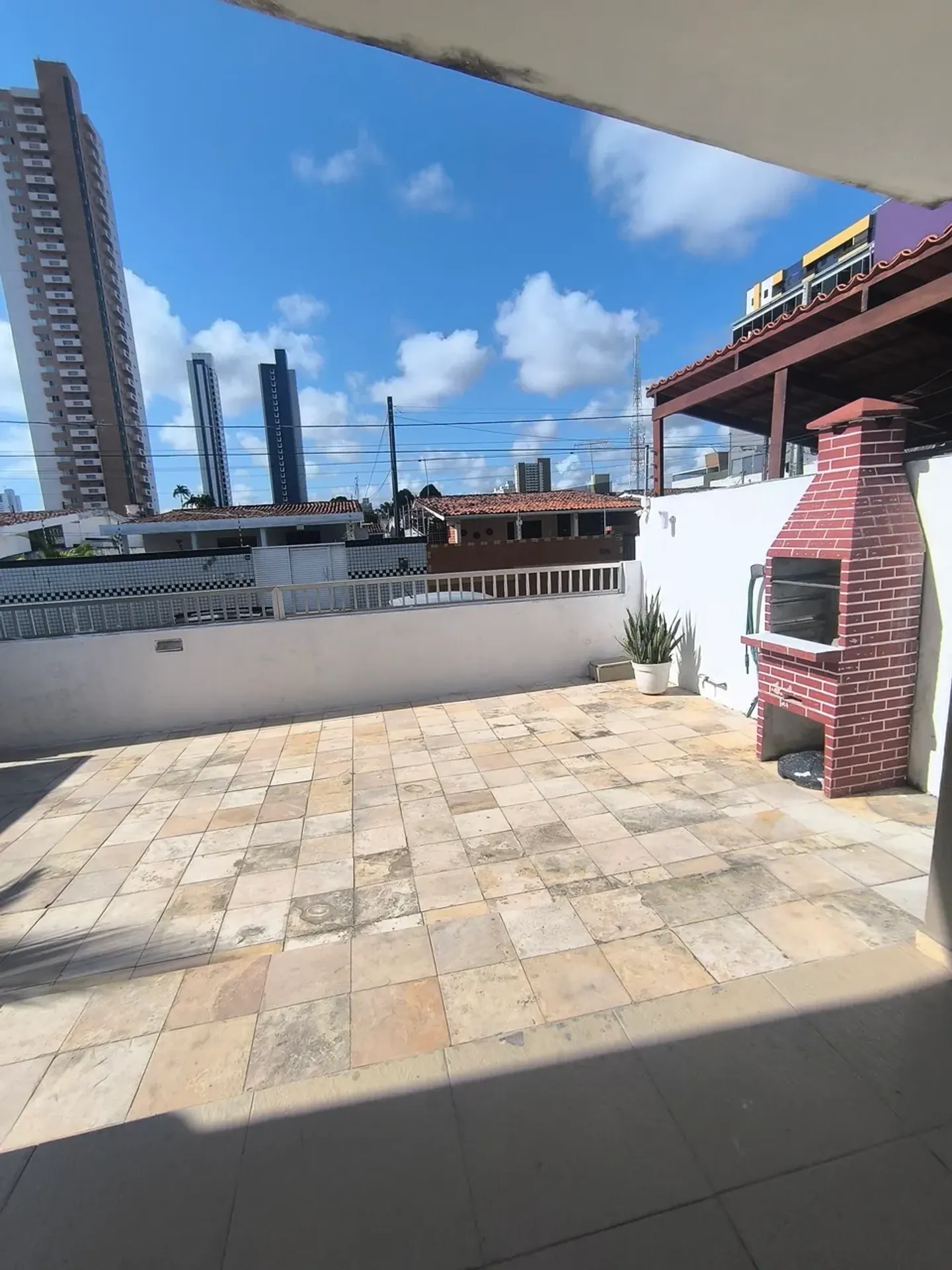 House, 300 m², with a grill on the balcony