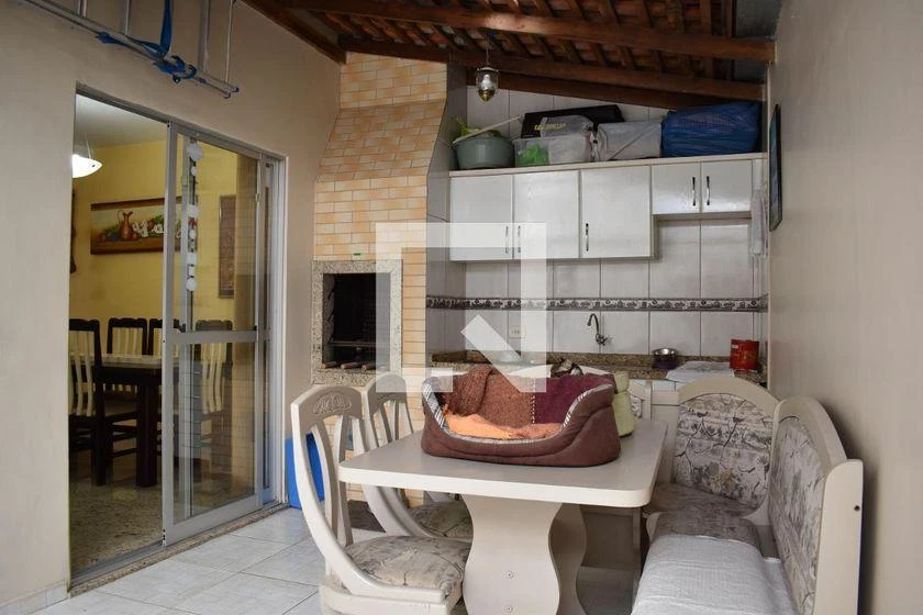 3-bedroom house with a walk-in closet in Curitiba