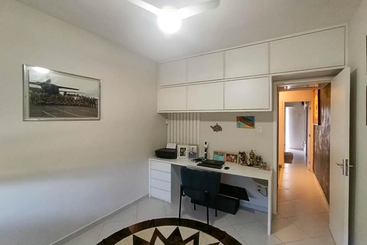 Home office in a 2-bedroom house, 280 m² — photo 33