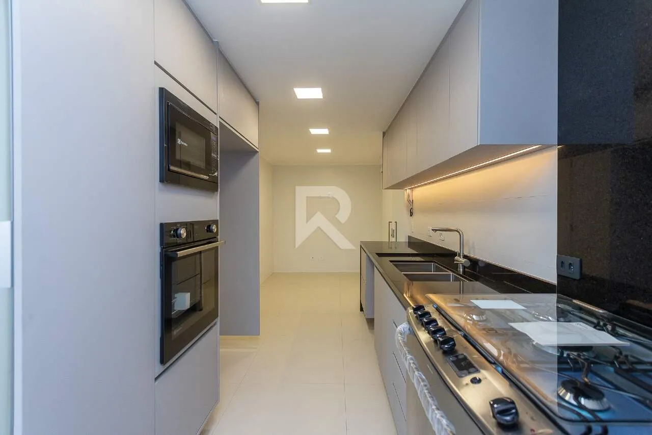 159 m² apartment with 4 bedrooms and a glassed-in balcony — photo 13