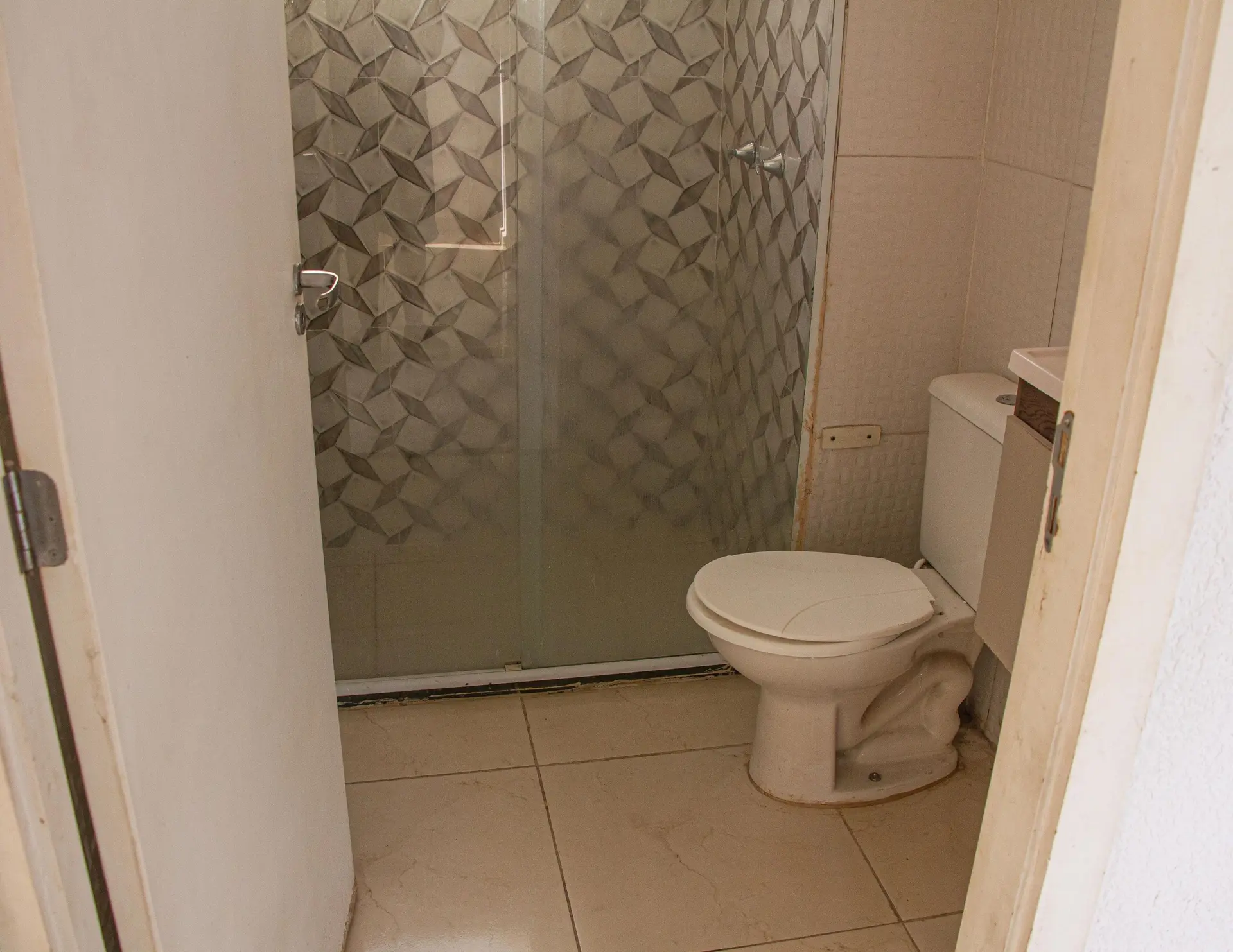 Unfurnished 2-bedroom apartment with pet-friendly policy — photo 7