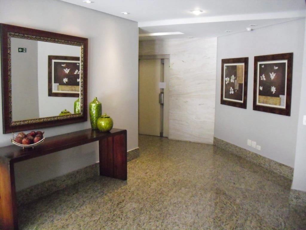 Wood or laminate floors in a 2-bedroom apartment, 122 m² — photo 25