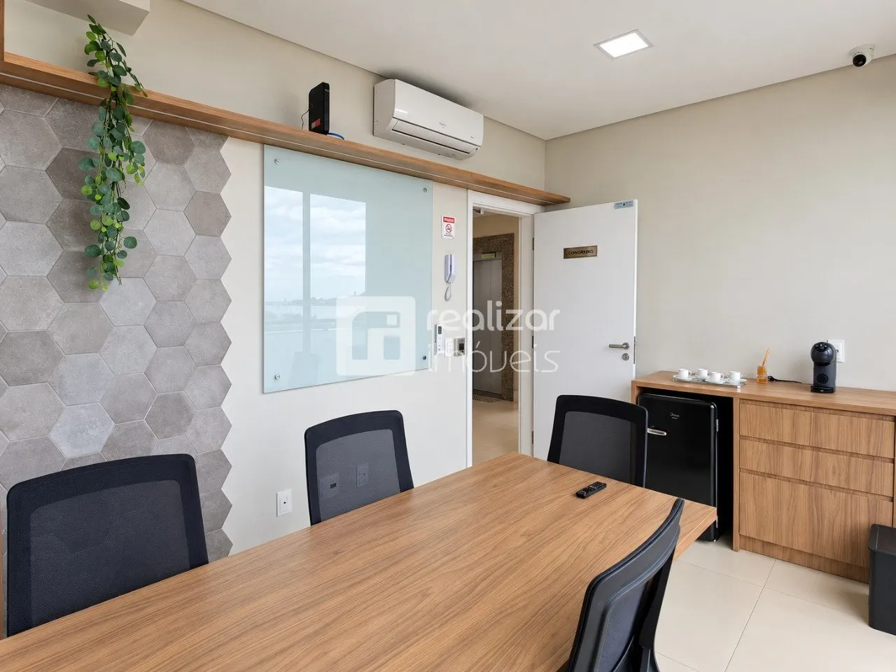 Furnished apartment, 32 m², with a glass-enclosed balcony — photo 31