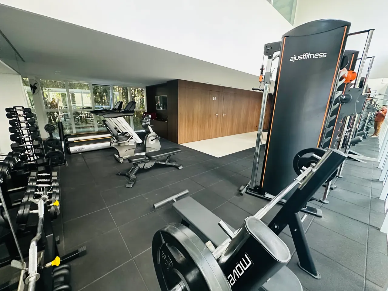 4-bedroom apartment in a building with a gym — photo 38