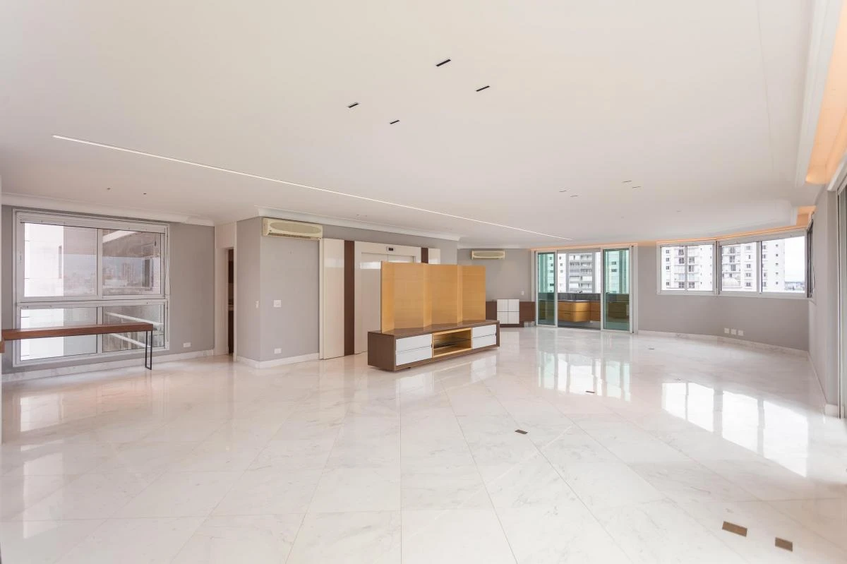 Glass-enclosed balcony in a 3-bedroom apartment, 297 m² — photo 3