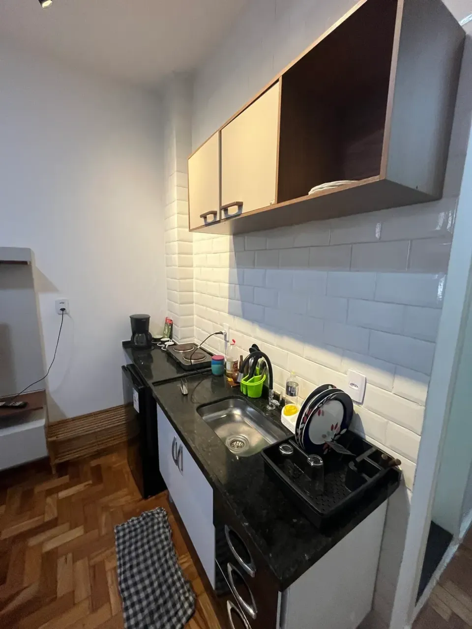 Furnished 1-bedroom apartment with a 1-bath glass shower — photo 3