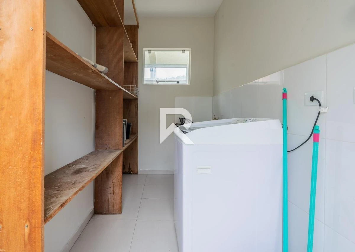 250 m² house with a walk-in closet and a bathtub — photo 8