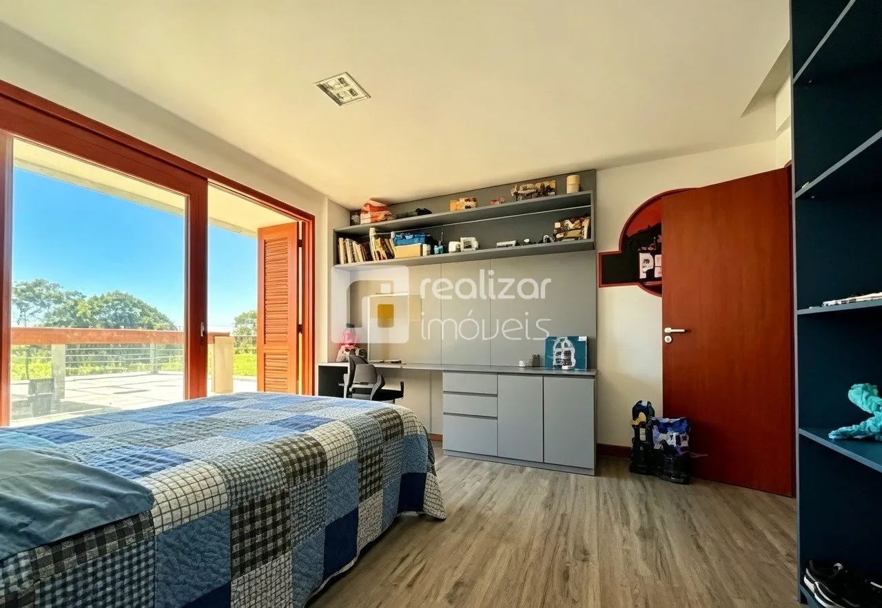 Casa en el 1er piso con 5 suites y 3 plazas de auto