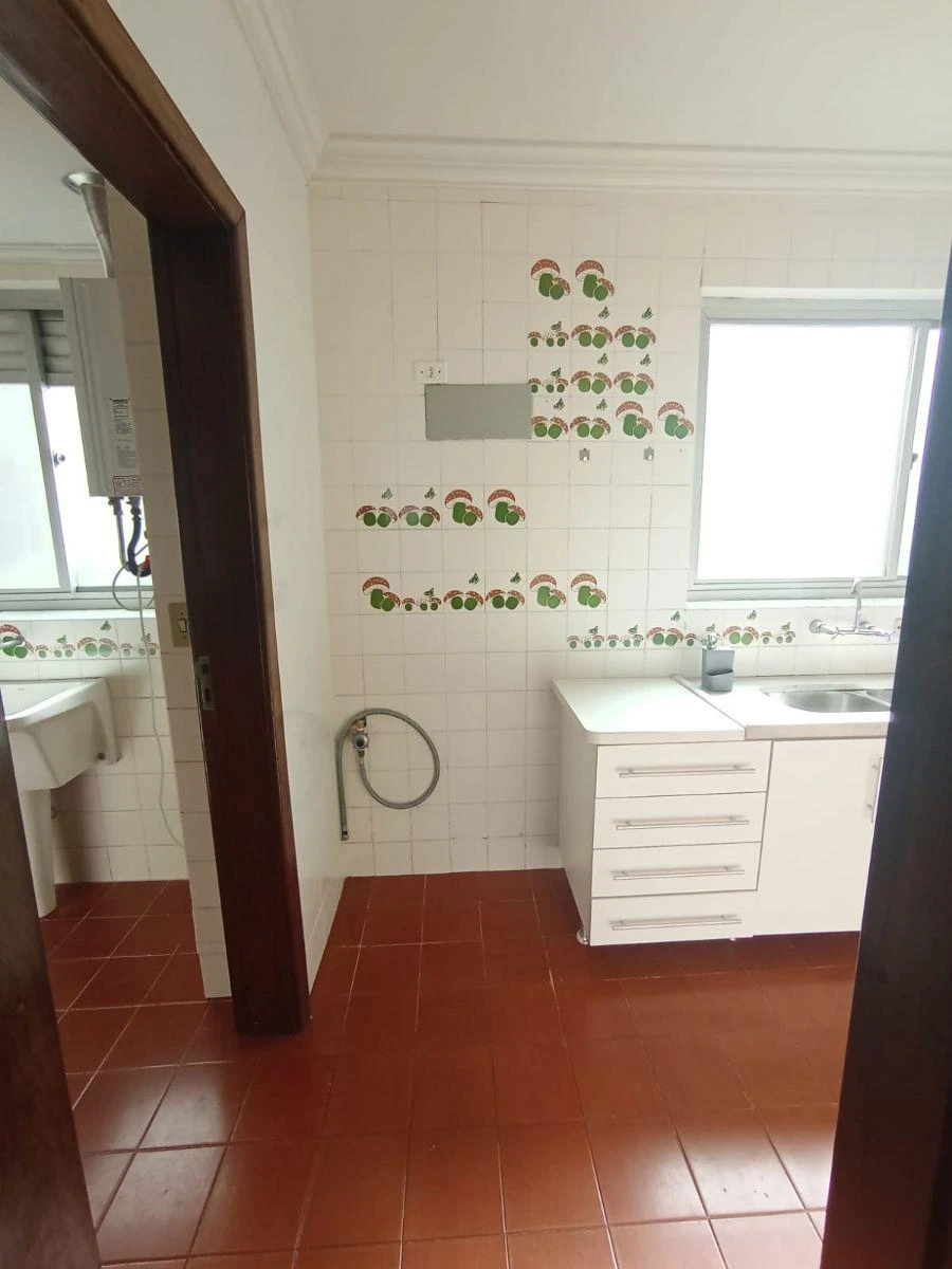 Wood or laminate floors in a 3-bedroom apartment, 110 m² — photo 4