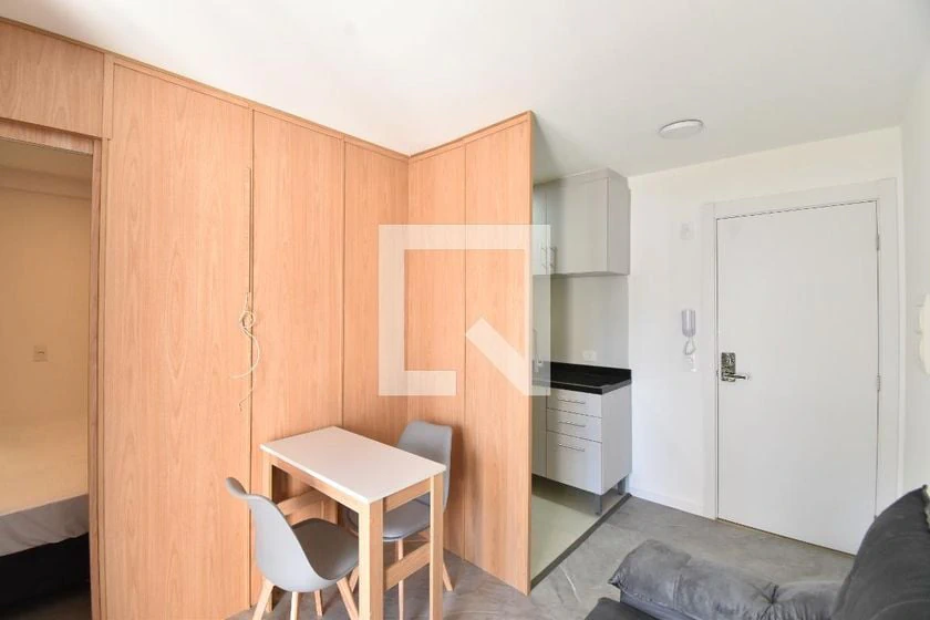 Furnished 1-bedroom apartment with glassed-in balcony — photo 5