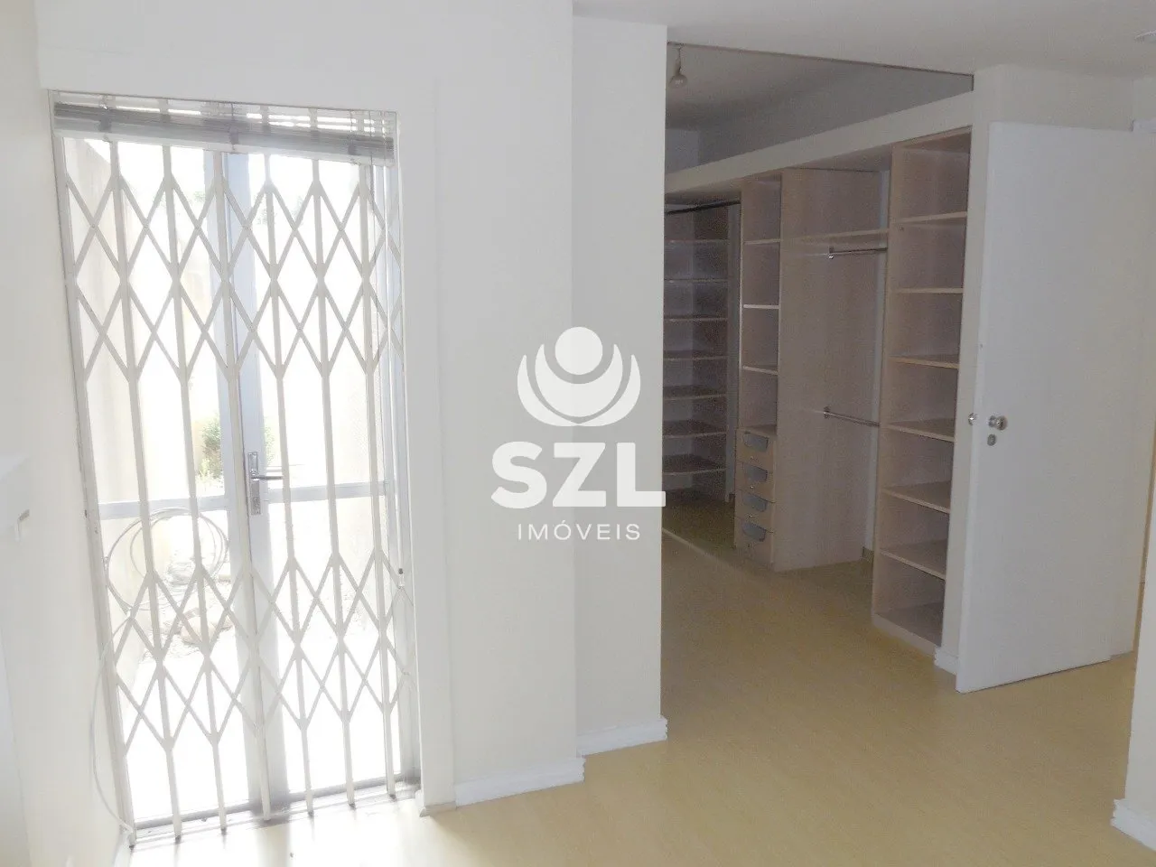 Walk-in closet in a 2-bedroom apartment, 87 m² — photo 11