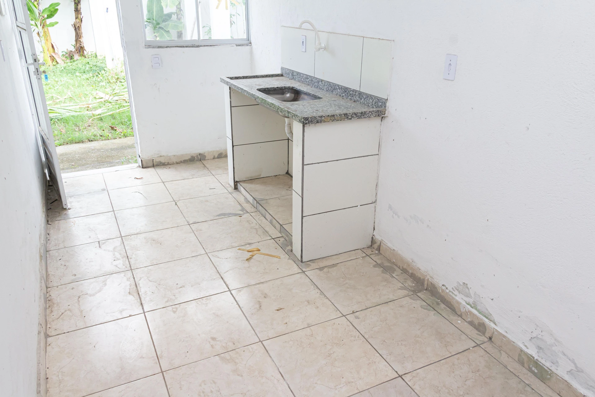 Unfurnished studio rental with private garden and 1 suite — photo 17