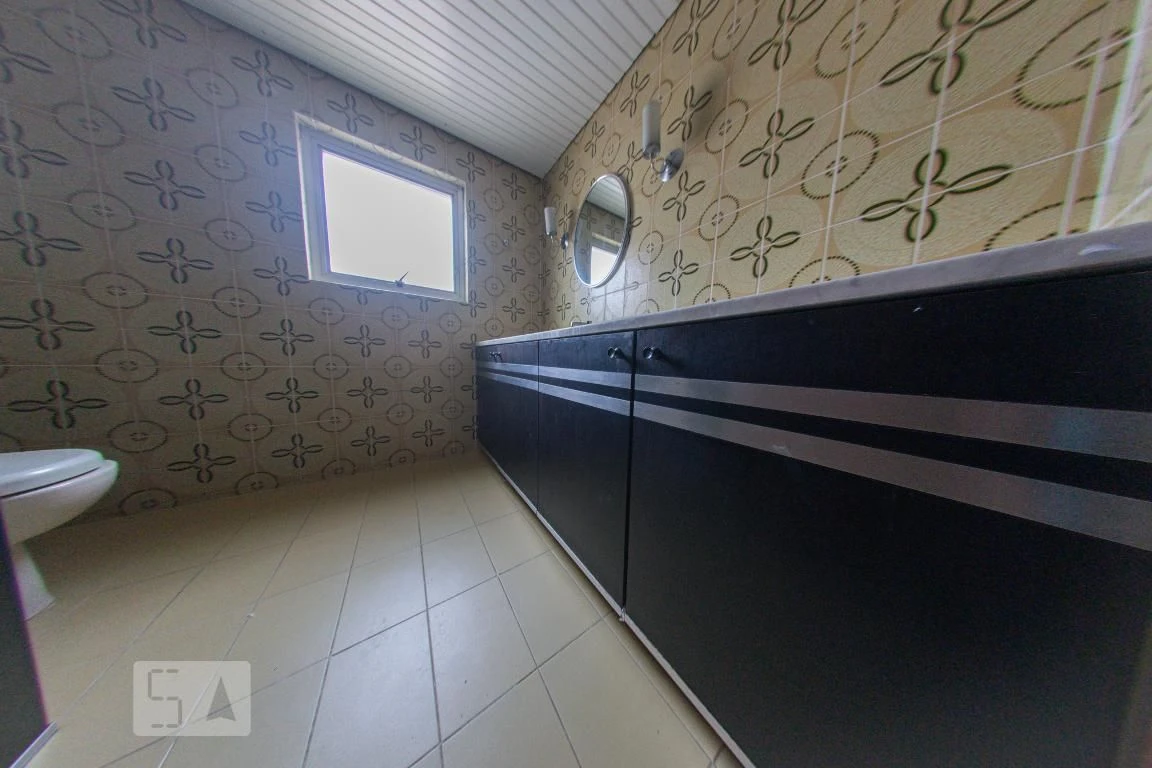4-bedroom apartment with a walk-in closet — photo 55