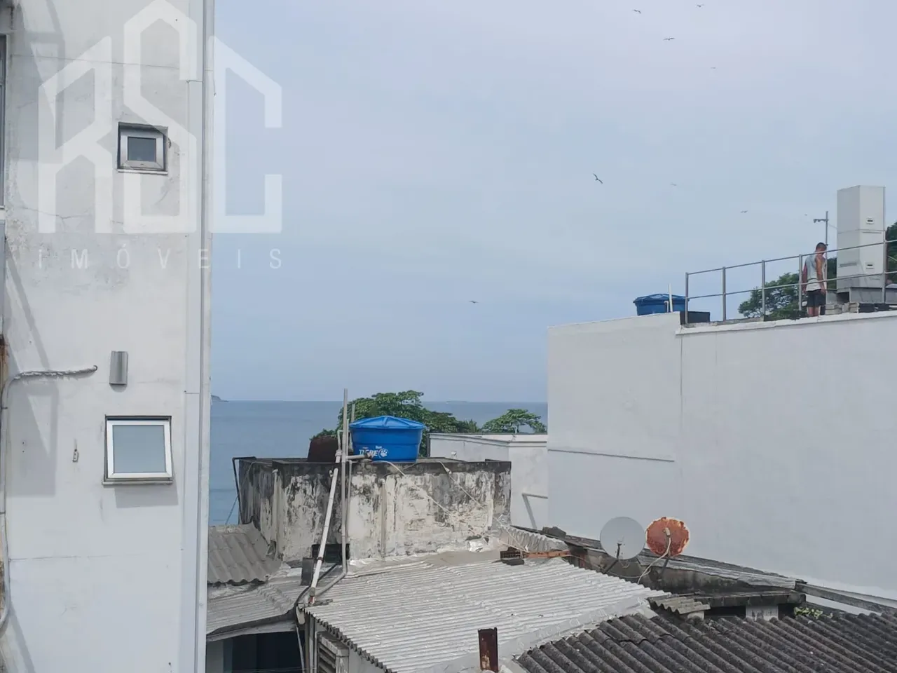 Balcony with a grill in a 2-bedroom apartment, 153 m² — photo 27