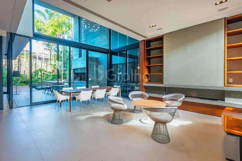 Closed-condo house with 5 bedrooms and 621 m²