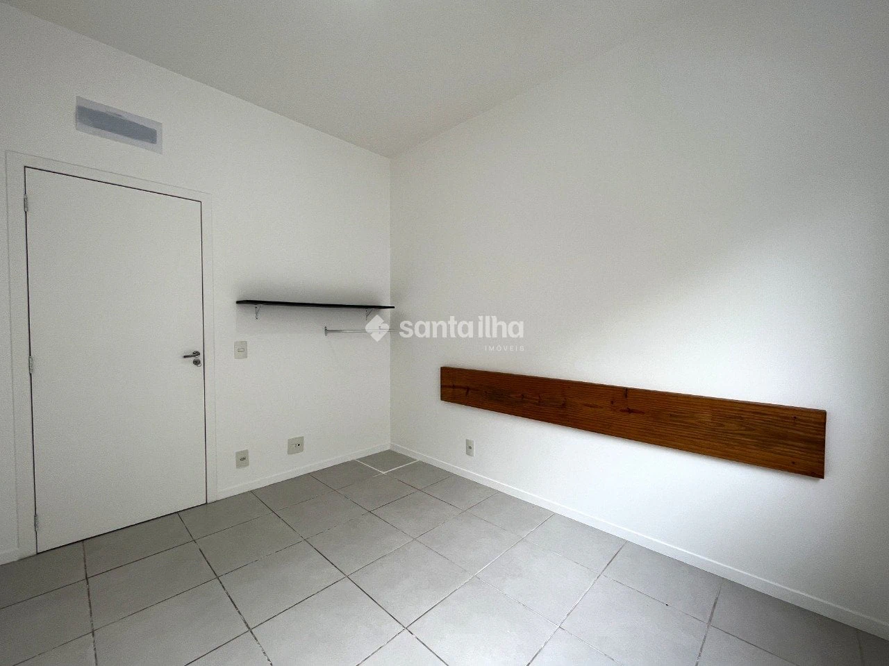 Balcony with a grill in a 2-bedroom apartment, 74 m² — photo 24