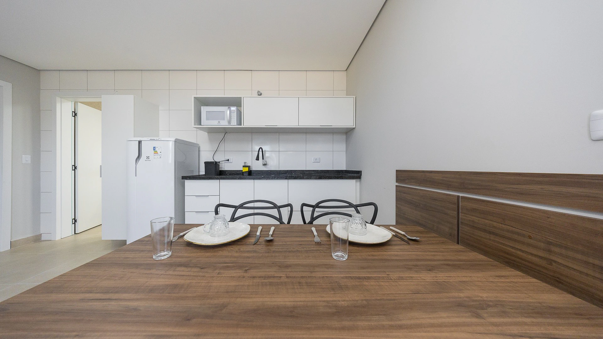 1-bedroom apartment with a kitchenette and microwave — photo 3