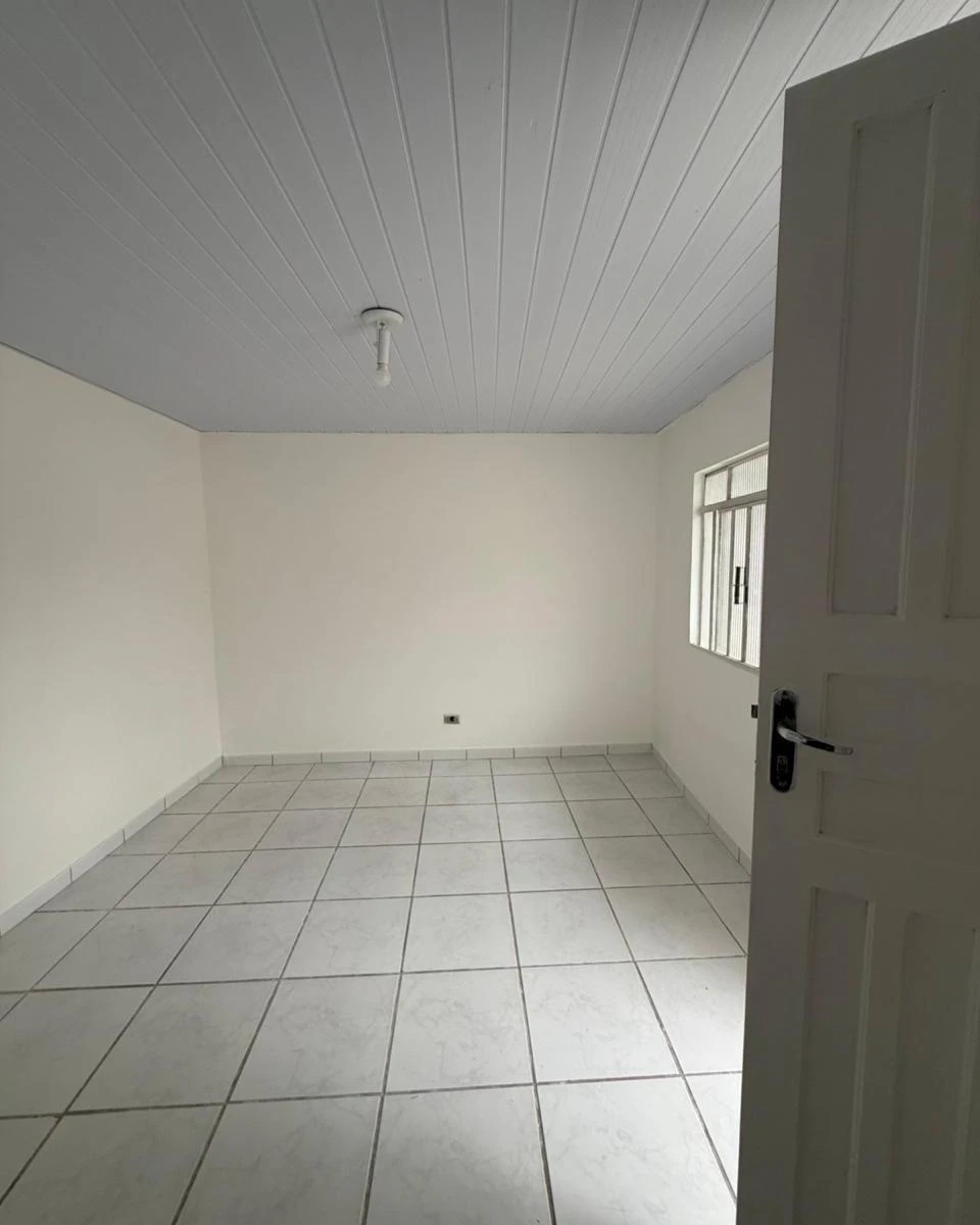 5-bedroom house with wood or laminate floors — photo 14
