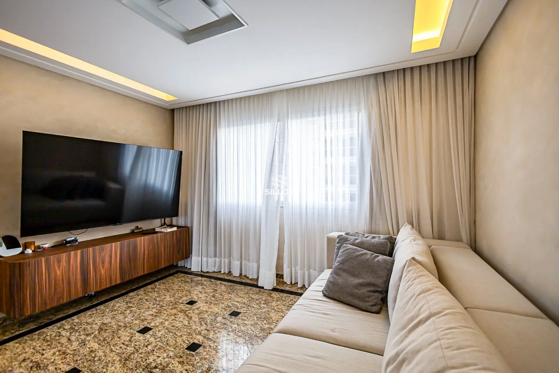 241 m² apartment with 4 bedrooms and open kitchen