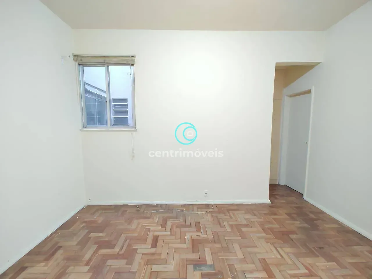 Wood or laminate floors in a one-bedroom apartment, 52 m² — photo 21