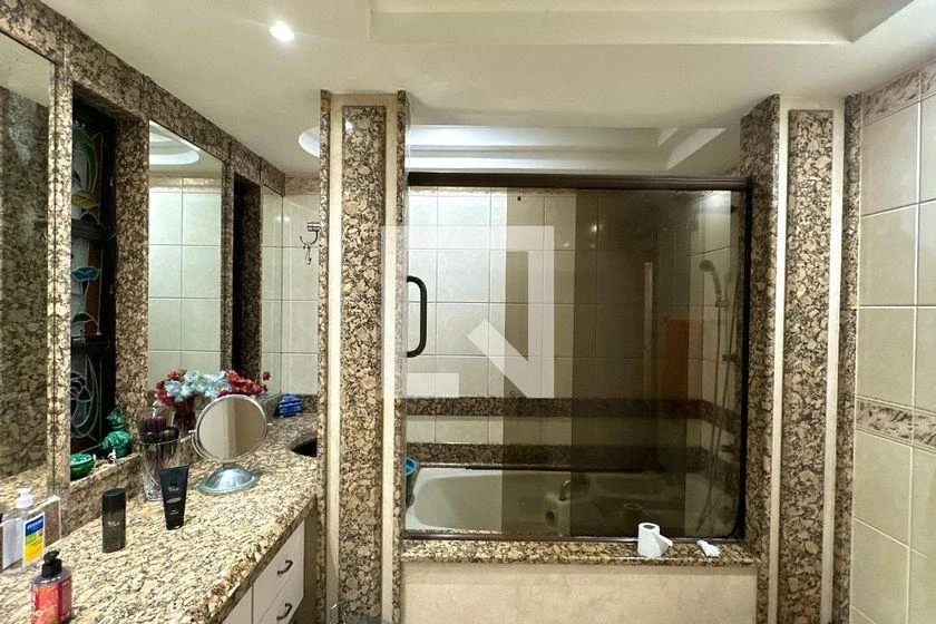 Glass-enclosed balcony in a 4-bedroom apartment, 403 m² — photo 25