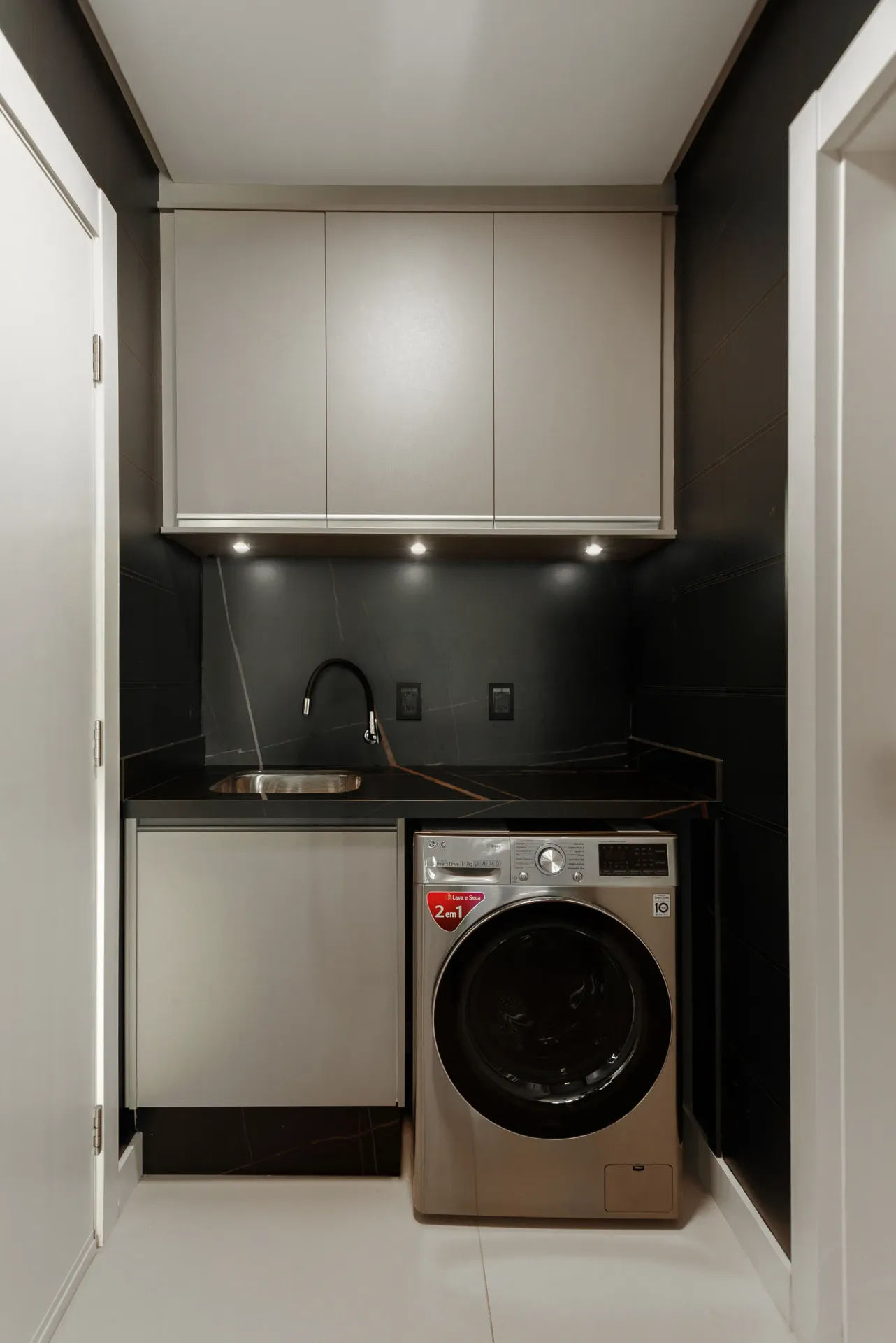 Studio mobiliado com cozinha americana e sacada — photo 21