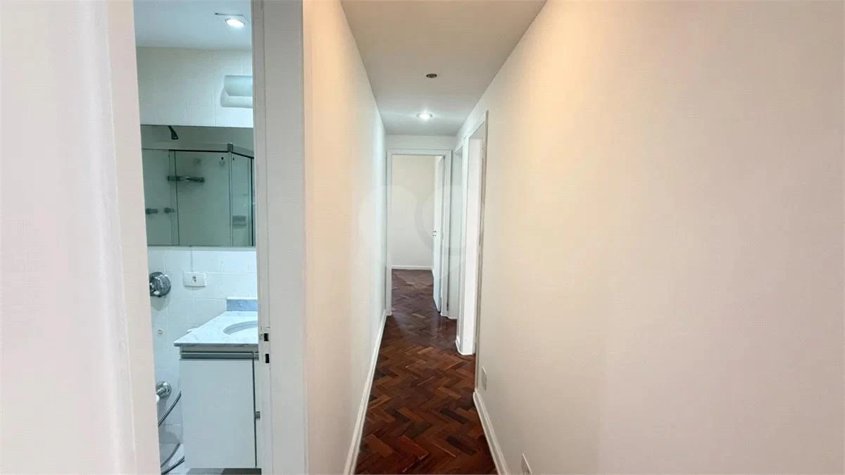Wood or laminate floors in a 3-bedroom apartment, 91 m² — photo 7