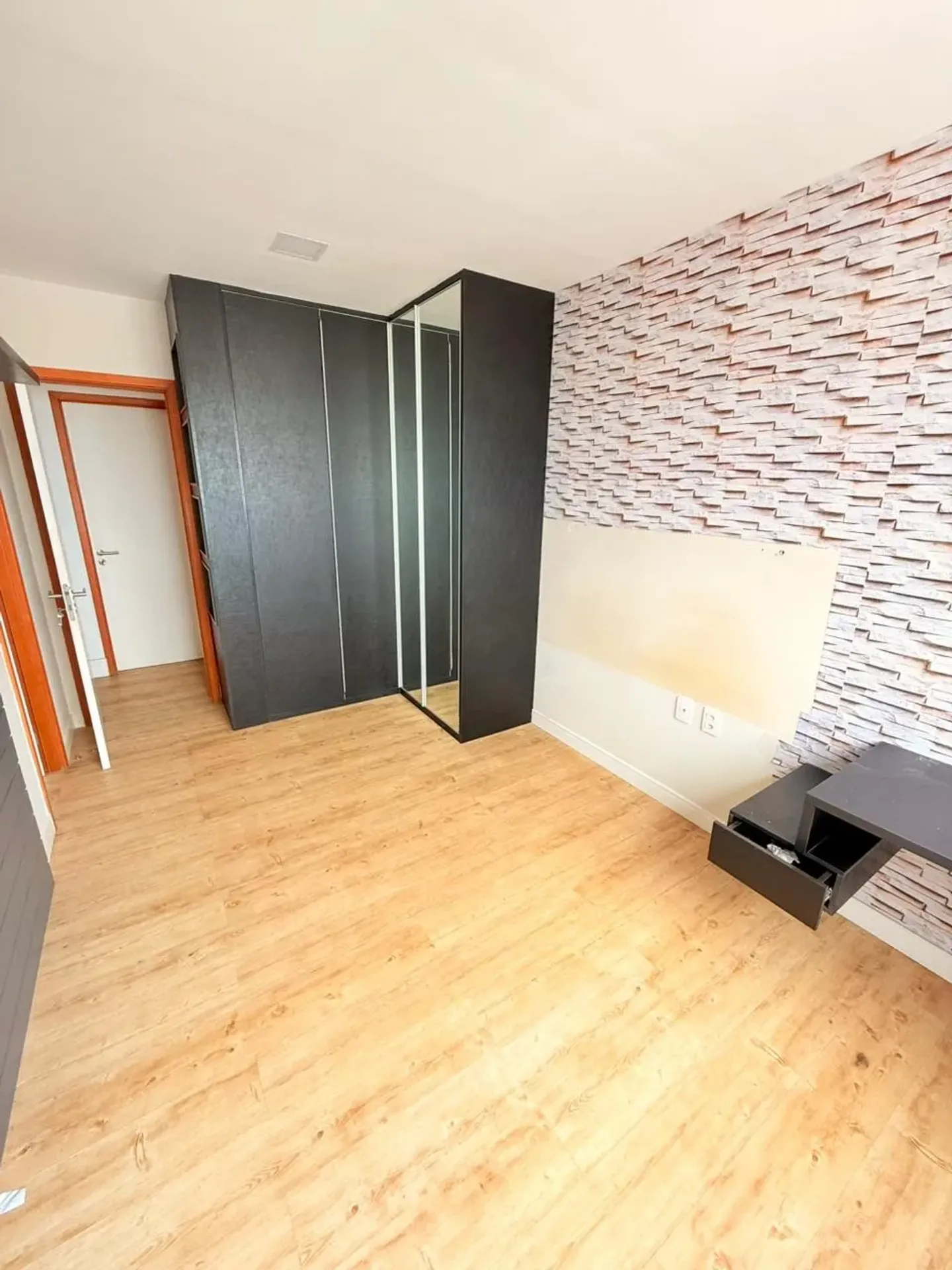 3-bedroom apartment in a building with a coworking space — photo 3