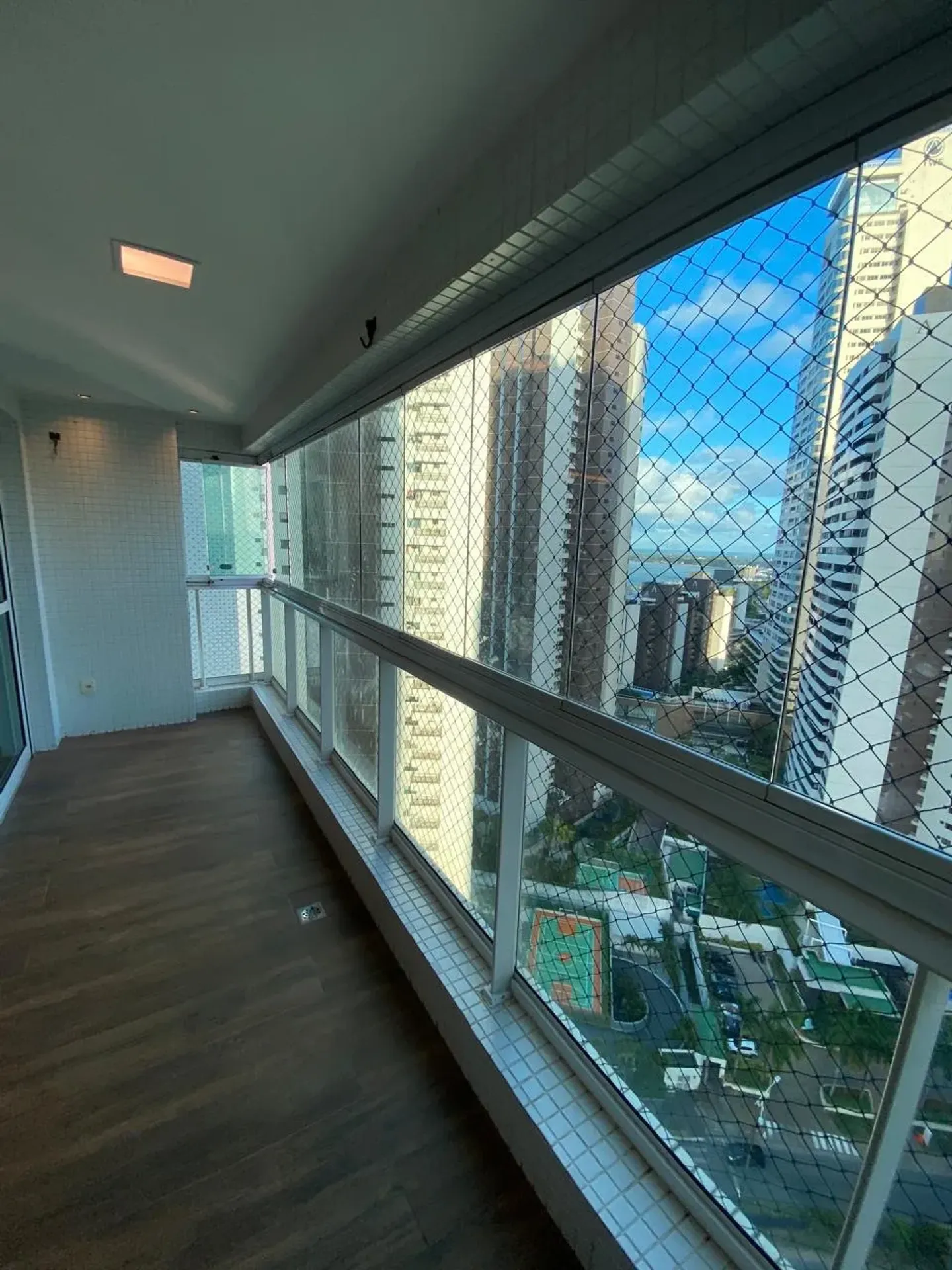 Glass-enclosed balcony in a 3-bedroom apartment, 125 m² — photo 11