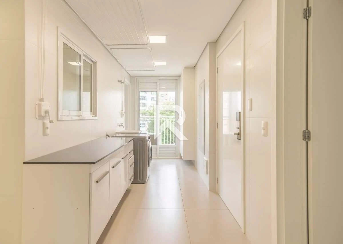 255 m² apartment with a bathtub and a walk-in closet — photo 10