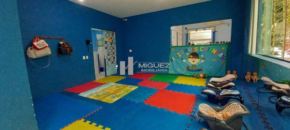 One-bedroom apartment in a building with a gym — photo 13