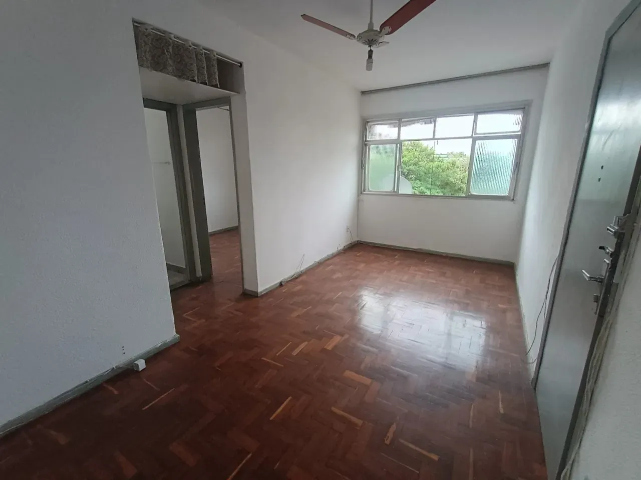 One-bedroom apartment with wood or laminate floors — photo 3
