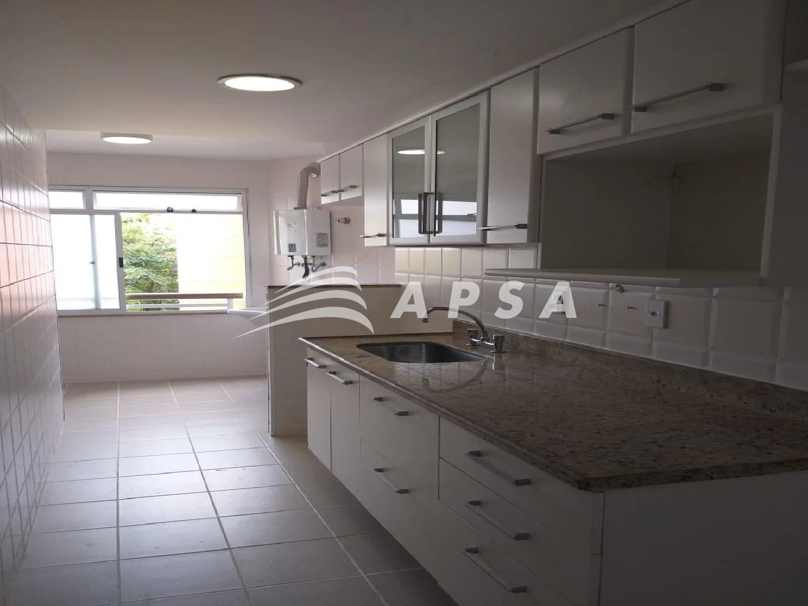Furnished apartment, 99 m², with a glass-enclosed balcony — photo 2