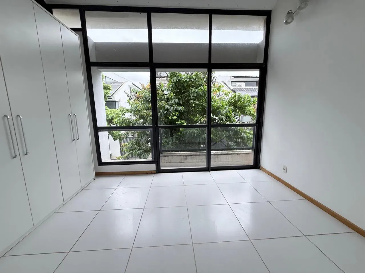 Casa com janelas do piso ao teto, Recreio dos Bandeirantes — photo 18