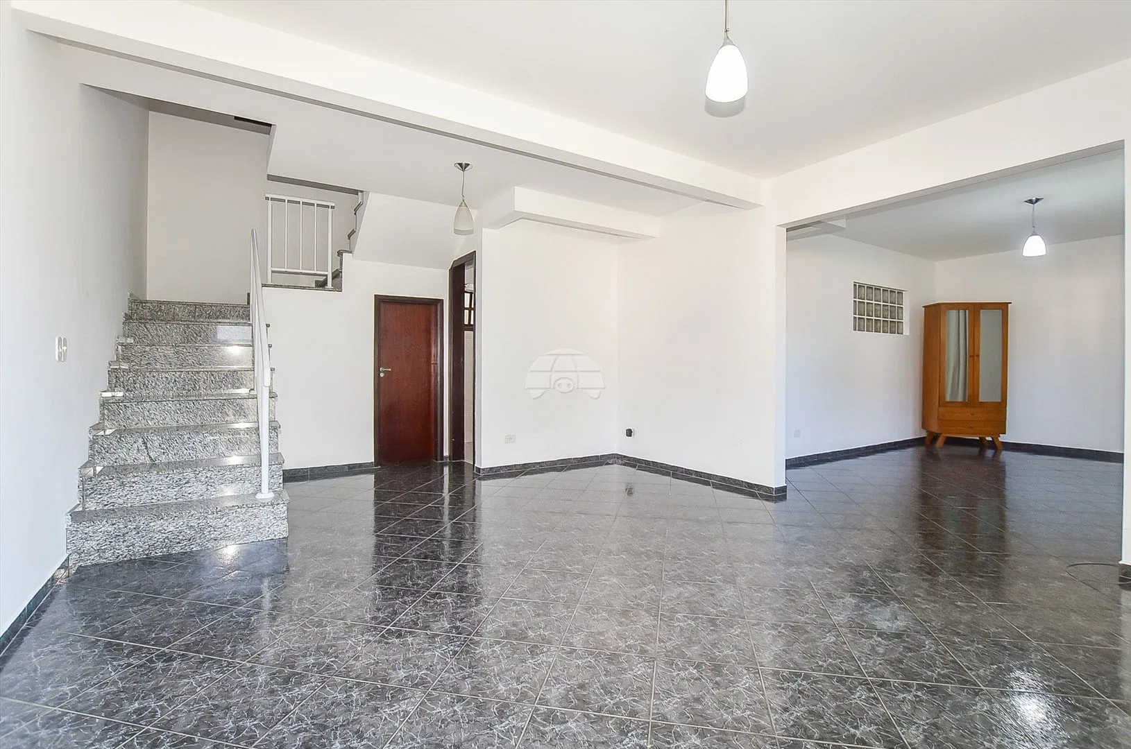 Condo house with 3 bedrooms 1 suite and 2 parking