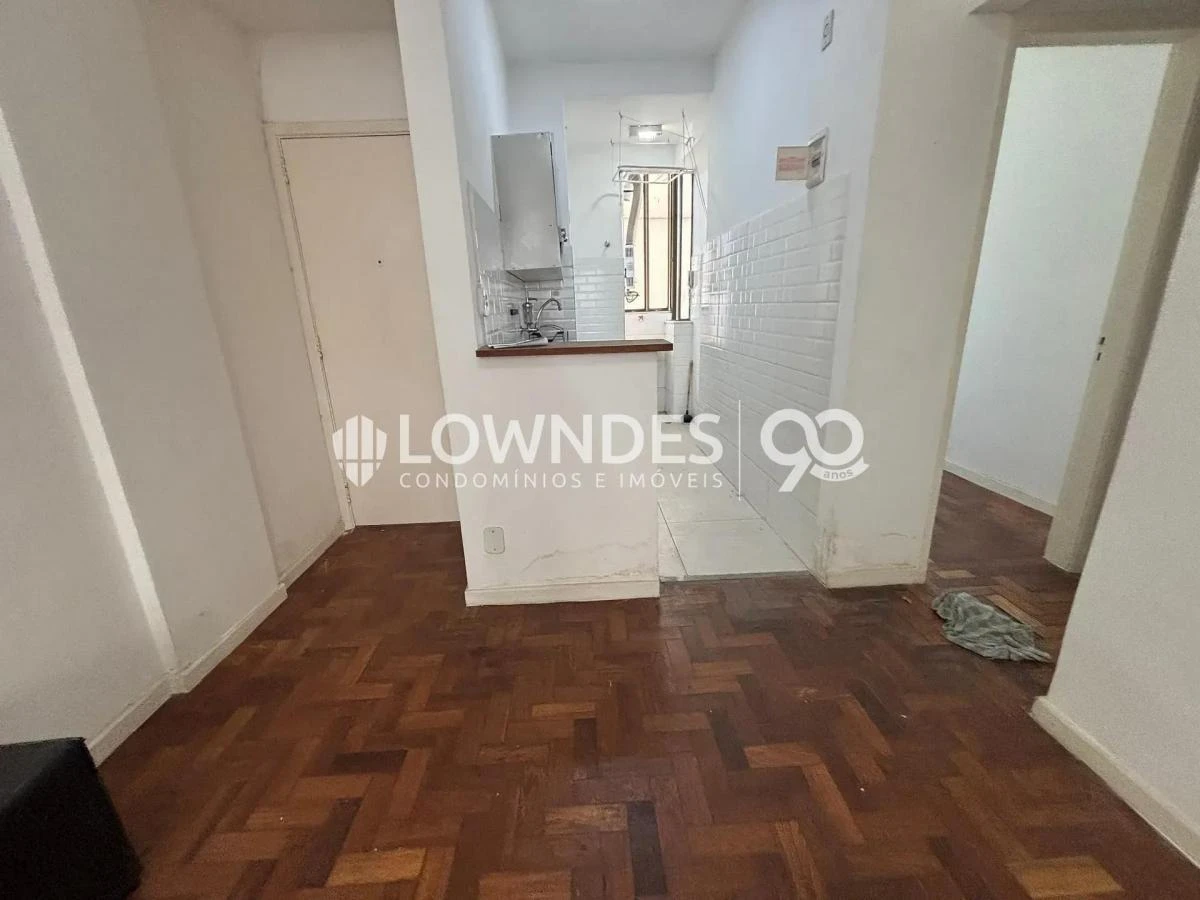 One-bedroom apartment with wood or laminate floors — photo 14