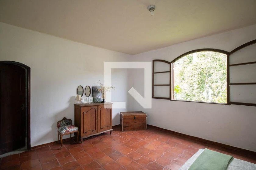 Furnished house with 4 bedrooms and 215 m² — photo 30