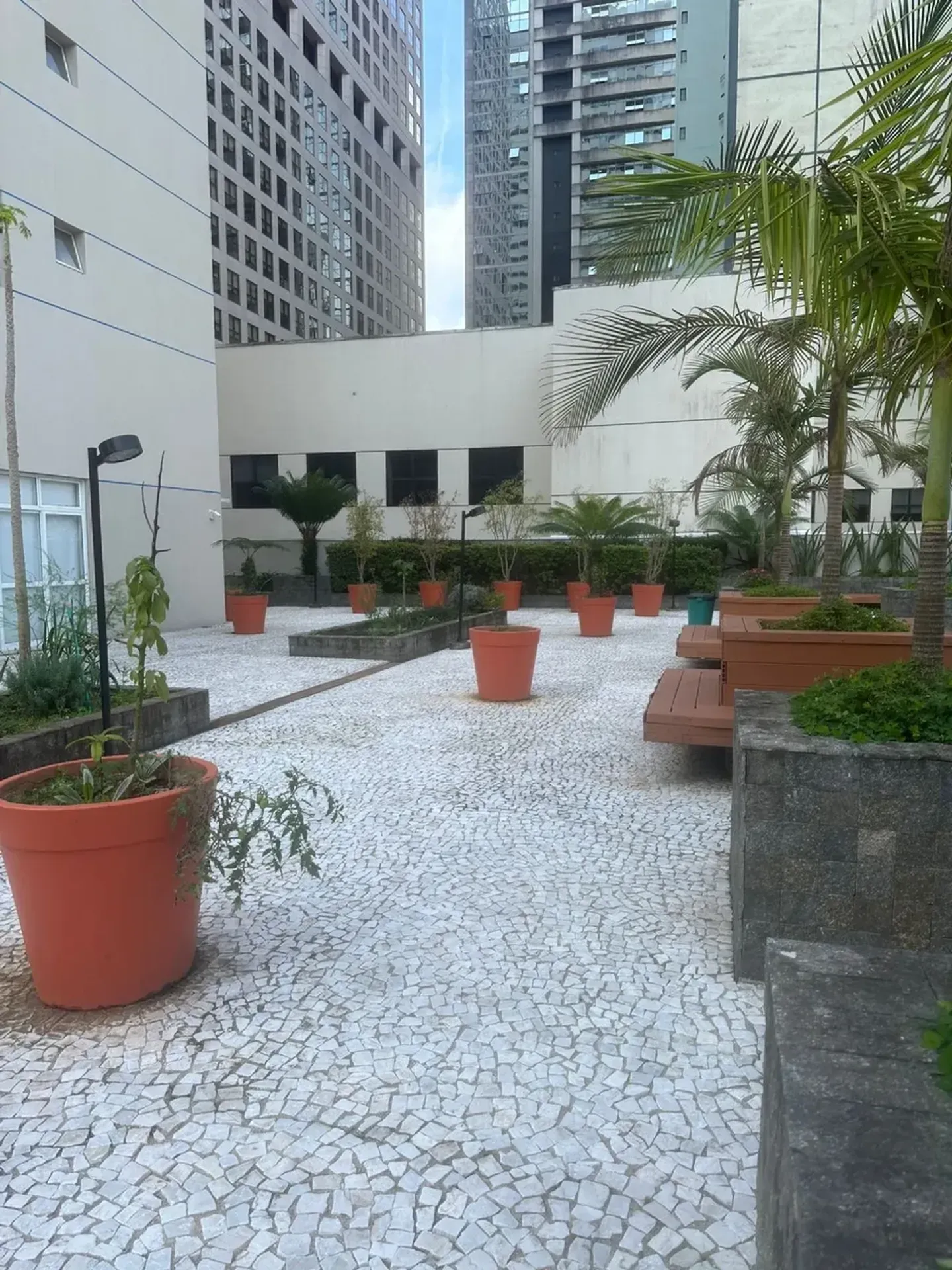 Unfurnished 1-bedroom apartment with balcony, no parking — photo 31