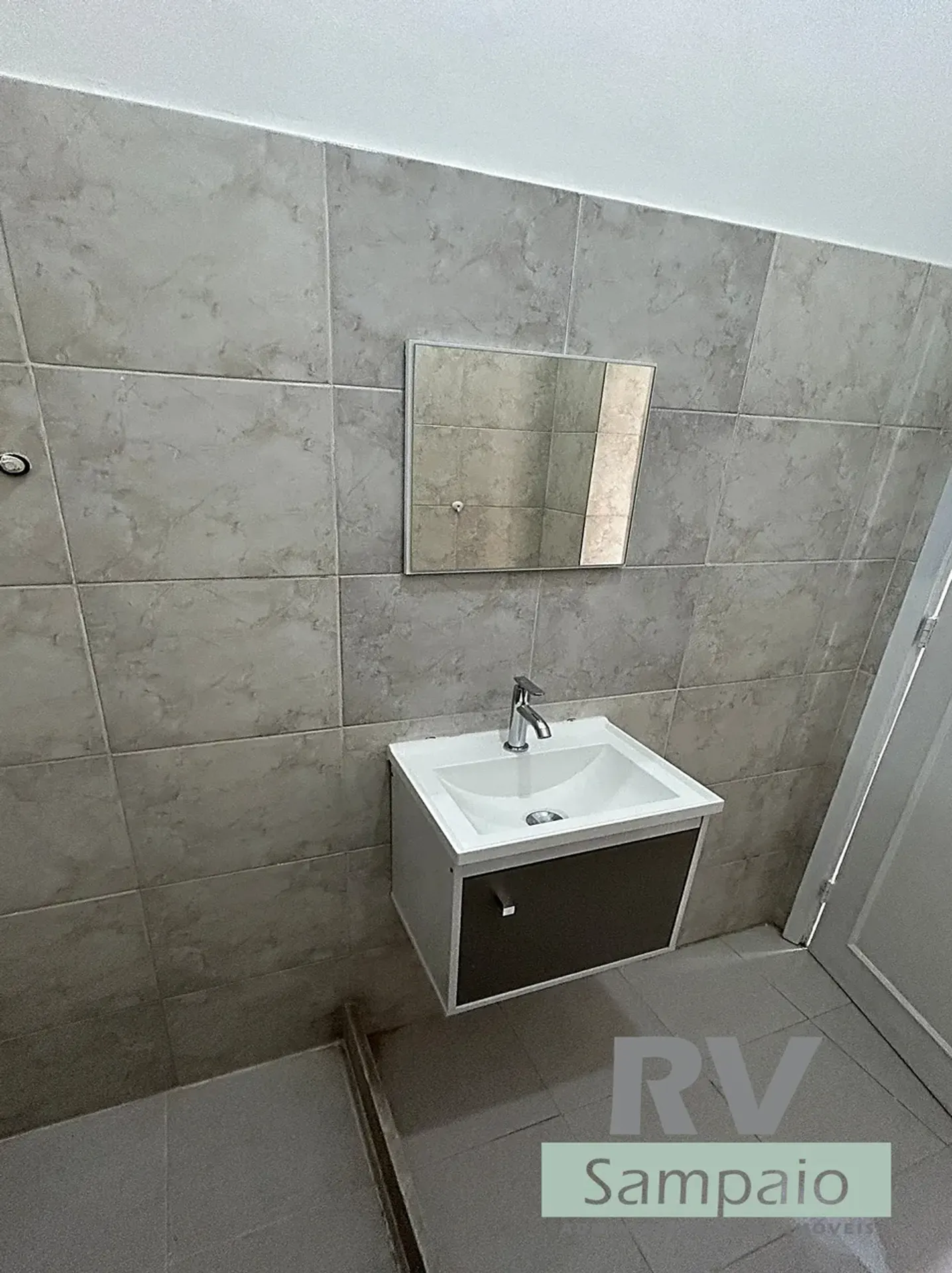 One-bedroom apartment with wood or laminate floors — photo 8