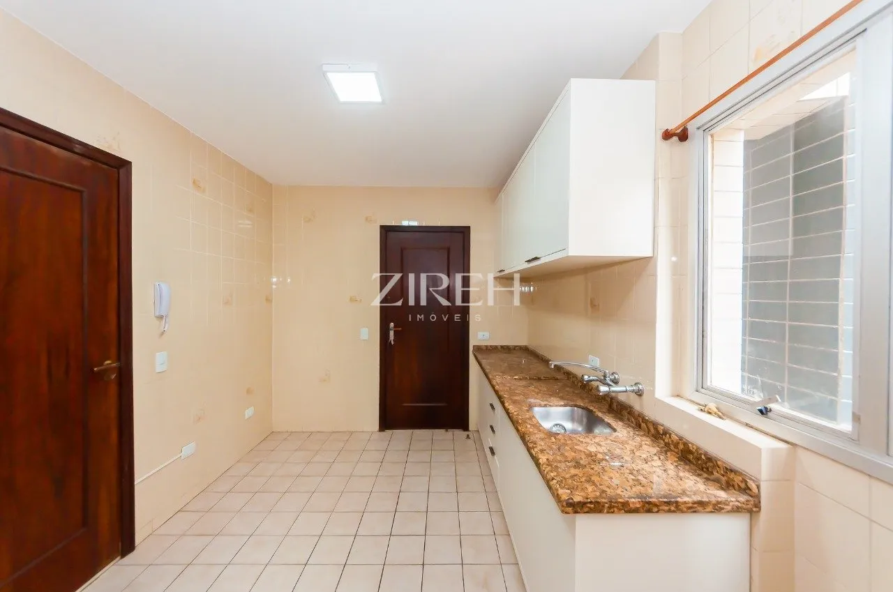 3-bedroom apartment in a building with a gym — photo 2
