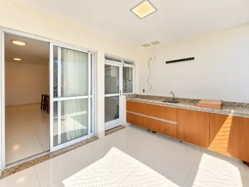 Balcony with a grill in a 3-bedroom apartment, 89 m² — photo 7