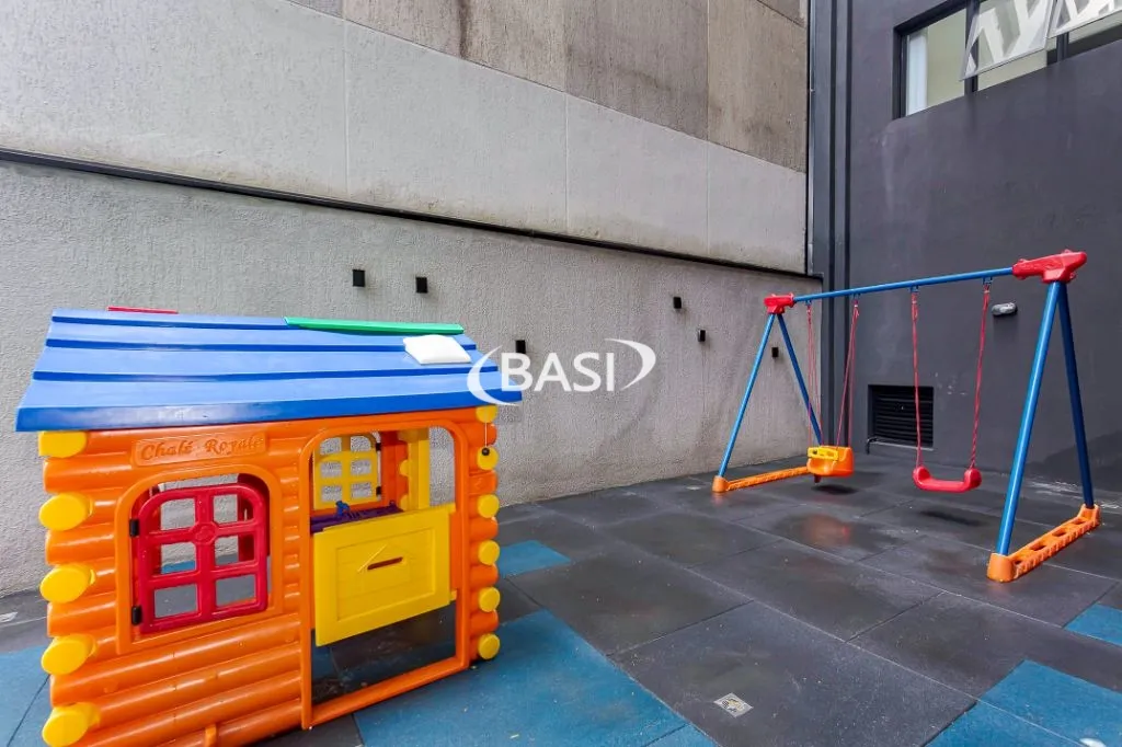 Glass-enclosed balcony in a 3-bedroom apartment, 80 m² — photo 64