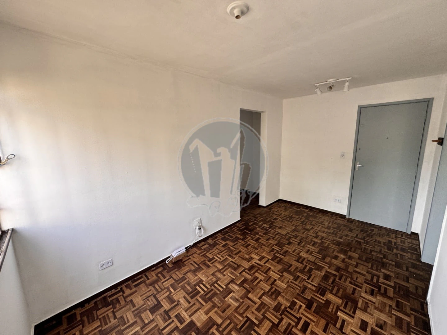 Apartamento sem mobília com 3 quartos e piso de madeira — photo 4