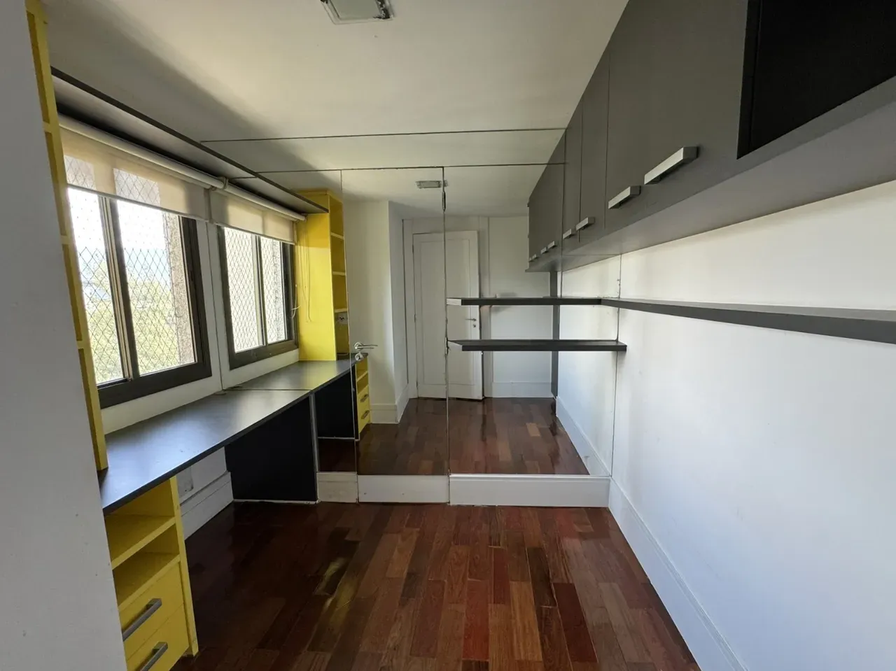4-bedroom apartment in a building with a sauna — photo 14