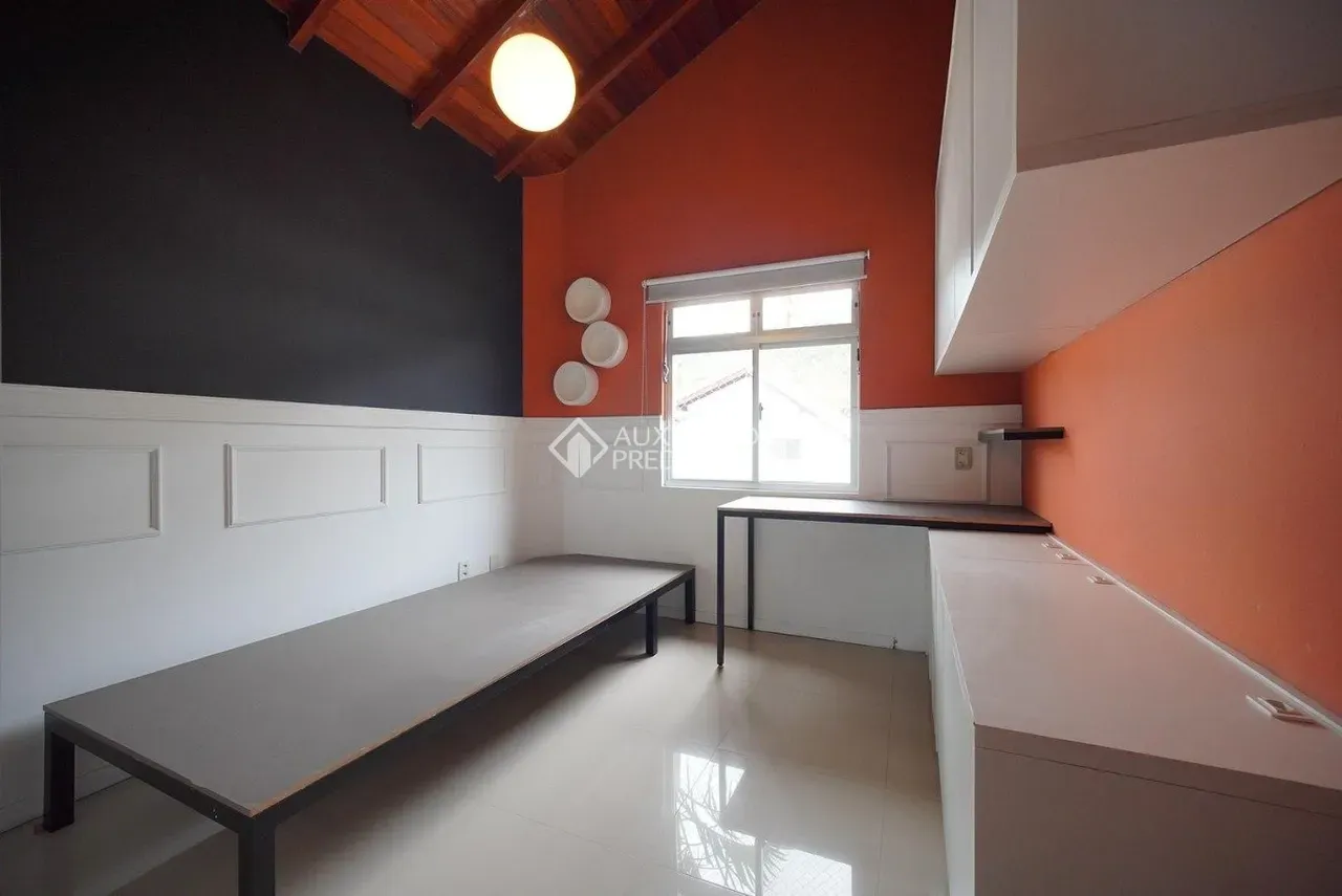 Walk-in closet in a 3-bedroom house, 140 m² — photo 6